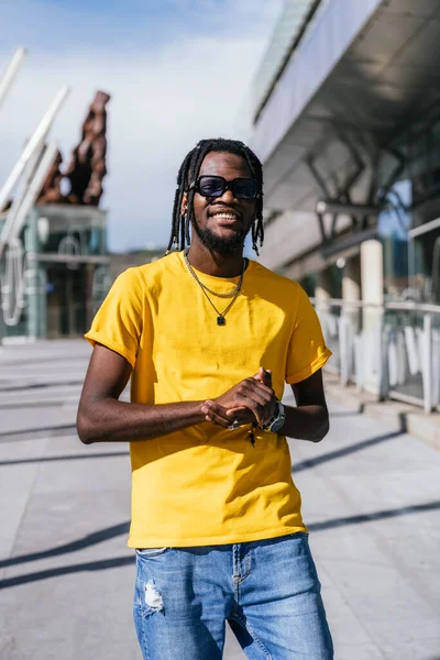 Retrato Joven Africano Sonriente Camiseta Amarilla Gafas Sol Con Las — Foto de Stock