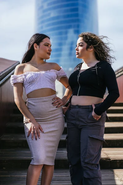 Dos Jóvenes Latinas Vestidas Con Ropa Moderna Casual Paran Una — Foto de Stock