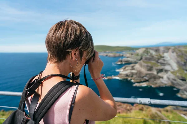 Turista Caucasiano Captura Irelands Beleza Tirar Fôlego Como Ela Fotografa — Fotografia de Stock