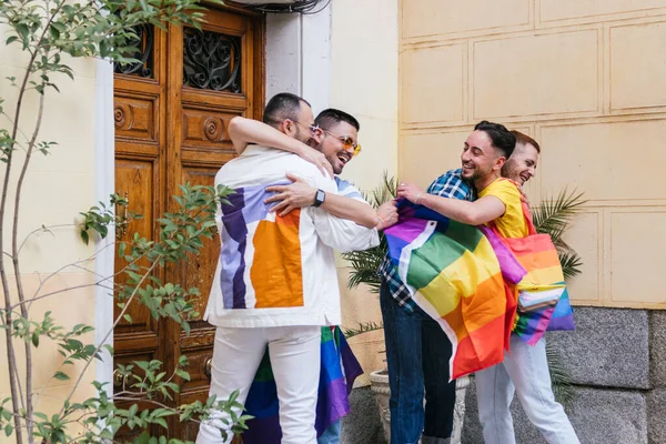 Hjärtevärmande Ögonblicksbild Som Fångar Fyra Homosexuella Vänner Vid Deras Dörr — Stockfoto