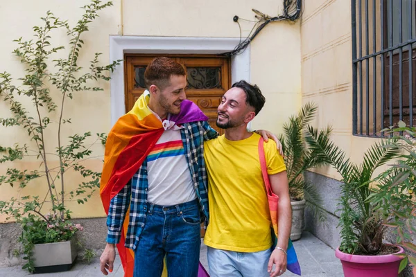 Une Image Captivante Couple Gay Époustouflant Enfermé Dans Une Étreinte — Photo
