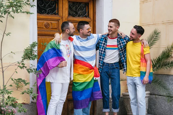 Živé Fotografie Zachycující Čtyři Gay Přátelé Vyzařující Radost Jak Odcházejí — Stock fotografie