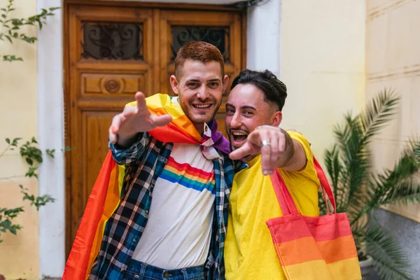 Två Homosexuella Vänner Utstrålar Glädje Och Stolthet Omfamnar Hårt Pekar — Stockfoto