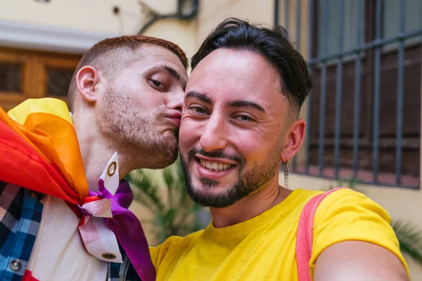 Deux Amis Gays Joyeux Ornés Accessoires Lgbtq Partagent Selfie Baiser — Photo
