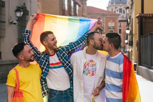 Soldränkt Stadsgata Utstrålar Fyra Homosexuella Vänner Lycka Och Enhet Prydd — Stockfoto