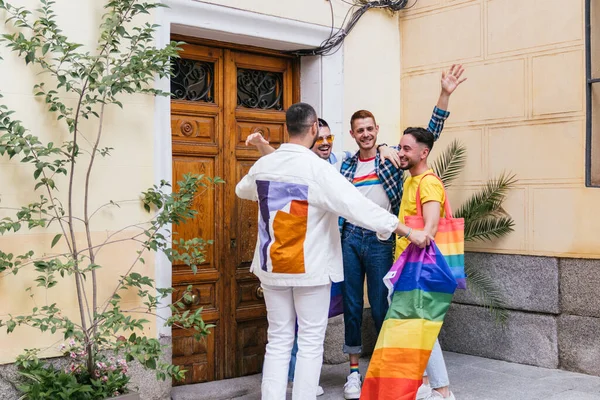 Quatre Amis Gays Rayonnent Bonheur Tout Accueillant Entrée Leur Maison — Photo