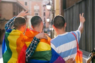 Gün batımında çekilen güneşli bir şehir caddesinde bir fotoğrafçı, dört arkadaşının çeşitli LGBT temalı eşyalar giyip, sıcak parıltının tadını çıkarırken bir fotoğrafını çeker..