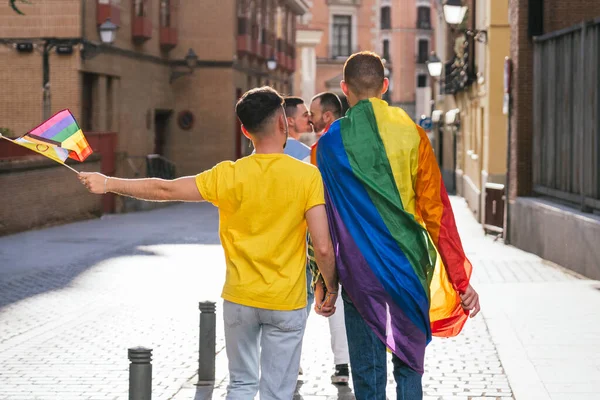 Baksidan Två Homosexuella Par Hand Hand Sola Den Soliga Stadsbilden — Stockfoto