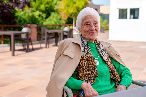 Neşeli Yaşlı Bir Kadın Güzel Bir Bahçe Ile Çevrili Yaşlılar — Stok fotoğraf