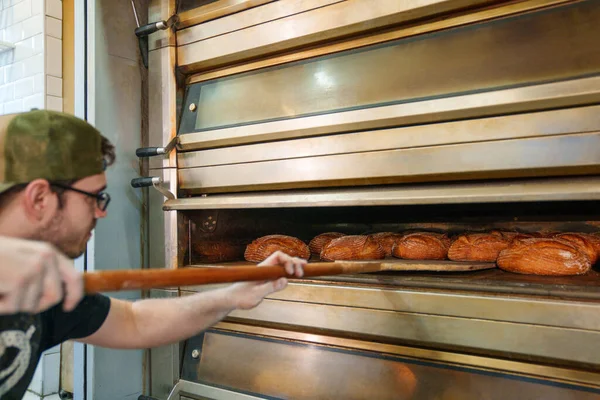 Capturez Essence Artisanat Pendant Jeune Boulanger Charge Savamment Les Pains — Photo