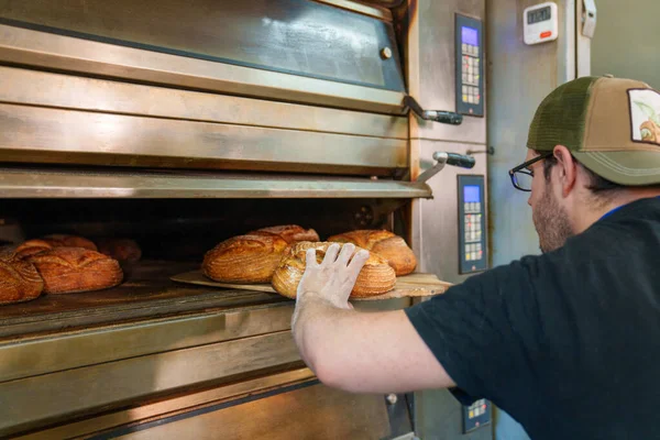 Jeune Homme Travaillant Dans Atelier Boulangerie Place Soigneusement Les Pains — Photo