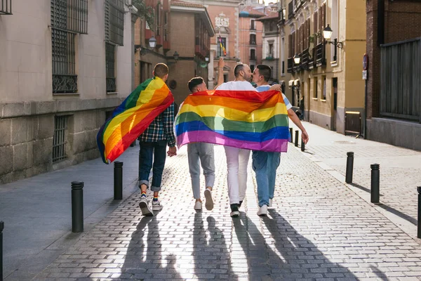 Vista Trasera Cuatro Amigos Gays Radiante Alegría Caminando Una Calle — Foto de Stock