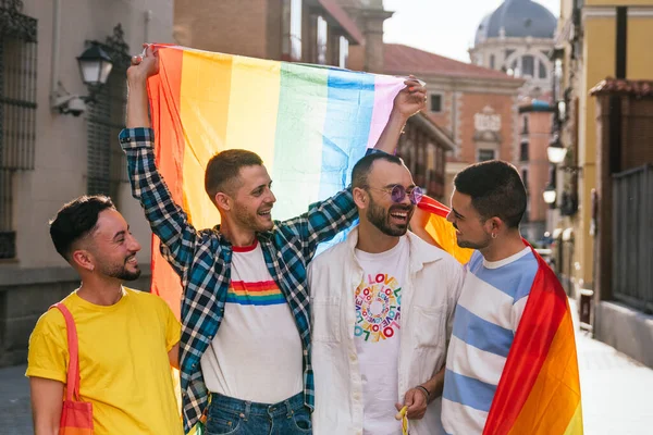 Den Varma Solnedgången Glöder Livlig Stad Fyra Homosexuella Vänner Delar — Stockfoto