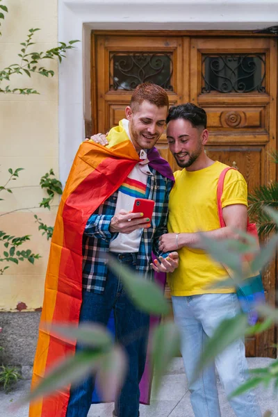 Två Homosexuella Vänner Fyllda Glädje Står Vid Dörren Prydda Med — Stockfoto