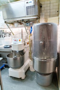 Çabucak harmanlamak ve yoğurmak için bu yüksek kapasiteli, çok işlevli hamur karıştırıcı ile hareketli bir fırının kalbini yakala.