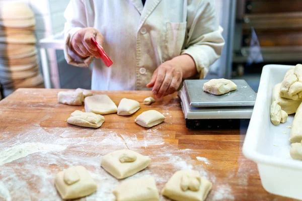 Anonimowy Rzemieślnik Piekarni Ugniata Ciasto Umiejętnie Mierząc Porcje Skali Tworząc — Zdjęcie stockowe