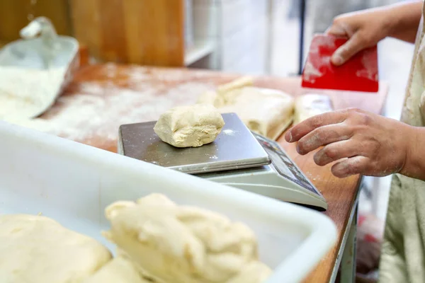 Capturer Essence Artisanat Boulanger Non Identifié Pesant Méticuleusement Les Portions — Photo
