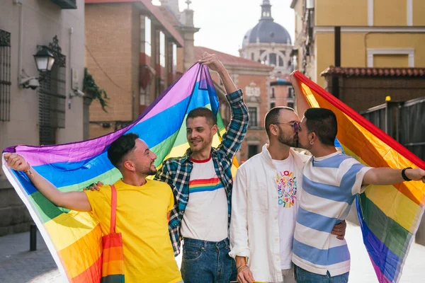 Puesta Sol Dorada Cuatro Amigos Gays Caminan Mano Exudando Felicidad — Foto de Stock