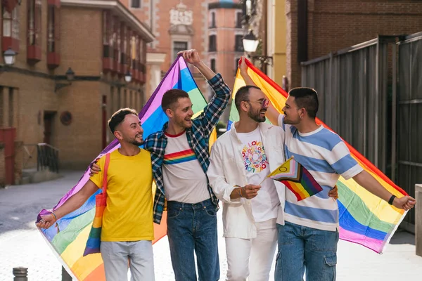 Ett Närbild Fångar Fyra Homosexuella Vänners Glada Kamratskap Och Visar — Stockfoto