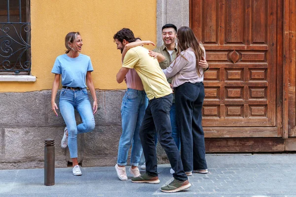 Vibrerande Och Extatisk Fem Vänner Urban Klädsel Entusiastiskt Omfamna Strålande — Stockfoto