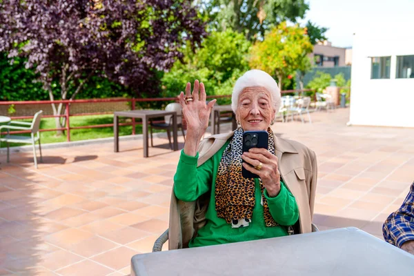 할머니는 시설에서 활기찬 정원에둘러 자녀들 비디오 통화를 — 스톡 사진