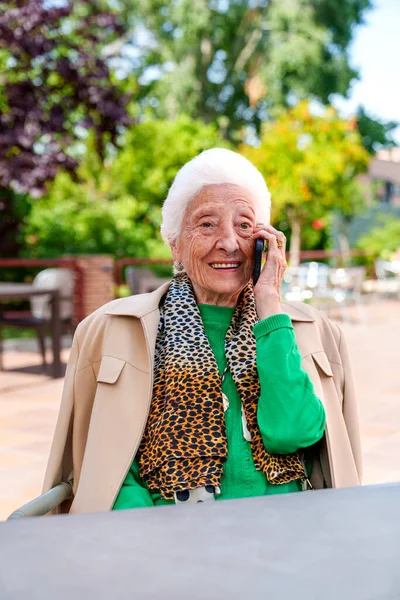 Egy Elégedett Vidám Idős Nagymama Boldogan Társalog Családjával Telefonon Keresztül — Stock Fotó