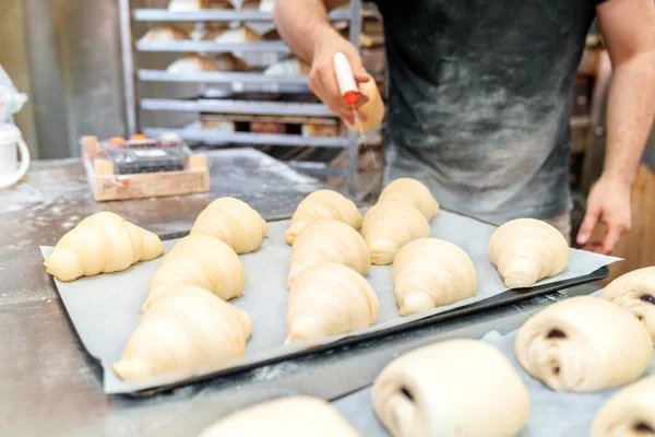Dans Une Boulangerie Animée Travailleur Anonyme Ajoute Une Touche Sucrée — Photo