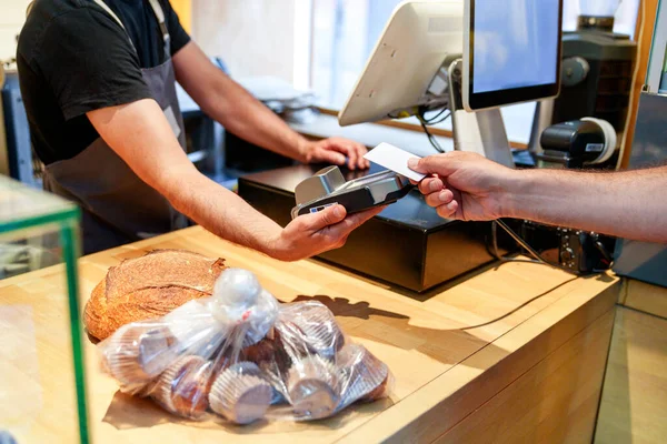 Manos Trabajador Identificado Una Panadería Utilizando Lector Tarjetas Para Aceptar — Foto de Stock