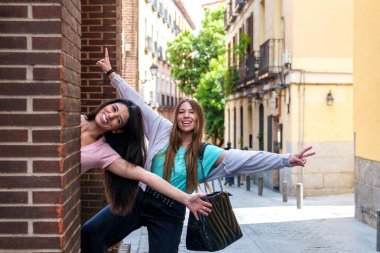 İki neşeli Kafkasyalı arkadaş, vücutlarının yarısı bir binadan çıkıyor, şehri zevkle keşfediyorlar..