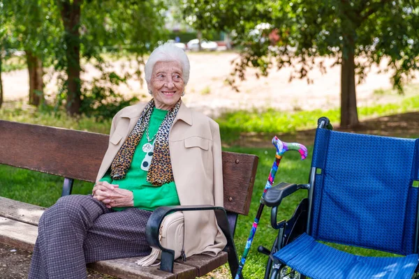 Urocza Starsza Pani Promieniująca Szczęściem Spoczywa Ławce Parku Tętniącym Życiem — Zdjęcie stockowe