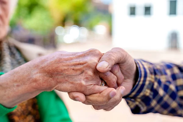 Ett Närbild Konceptuellt Fotografi Visar Händerna Två Äldre Individer Som — Stockfoto