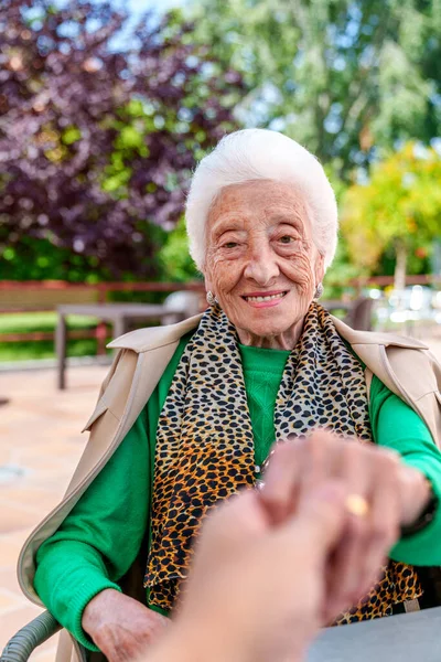 Güneşli Bir Huzurevinde Işıldayan Yaşlı Bir Kadın Sevinçle Elini Kimliği — Stok fotoğraf