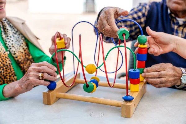 Egy Napsütötte Idősek Otthonában Két Idős Kéz Terápiás Játékot Folytat — Stock Fotó