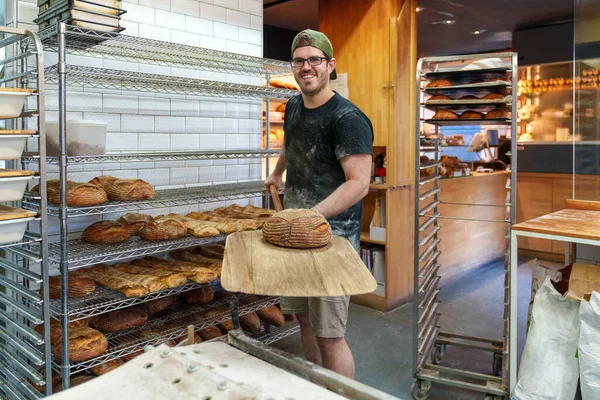 Joyeux Boulanger Dans Une Boulangerie Animée Armé Une Écorce Pain — Photo