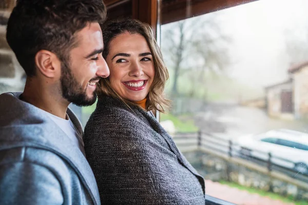 Ein Junges Paar Lächelt Und Denkt Schaut Aus Dem Fenster — Stockfoto