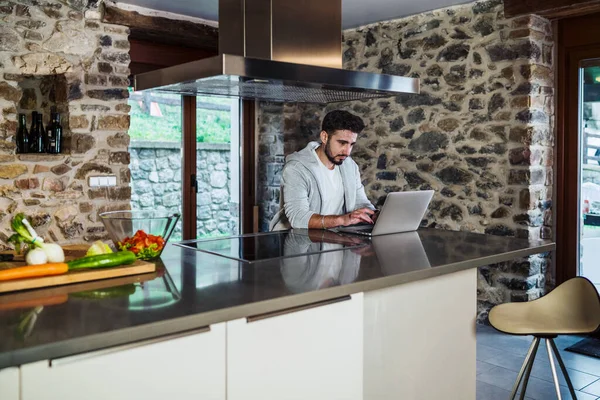 Giovane Uomo Telelavoro Casa Cucina Con Suo Portatile Wifi Telependolarismo — Foto Stock