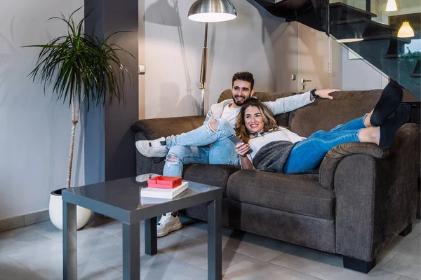 Couple Caucasien Regardant Des Séries Ligne Sur Leur Télévision Maison — Photo