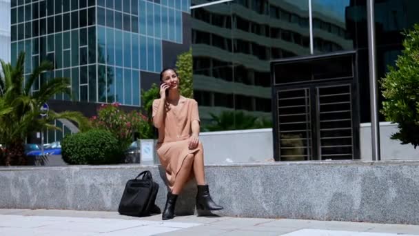 Elegante Kaukasische Geschäftsfrau Plaudert Fröhlich Auf Dem Handy Und Spaziert — Stockvideo