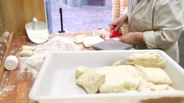 Artesanato Qualificado Crafting Delicioso Pão Mãos Trabalhador Padaria Irreconhecível Pesando — Vídeo de Stock