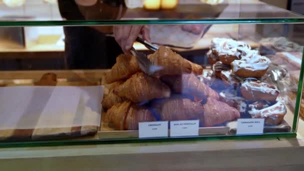 Dolci Delizie Forno Mani Occupate Riforniscono Vassoio Croissant Pasticcini Una — Video Stock