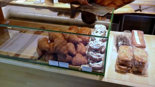 Dans Une Boulangerie Animée Travailleur Anonyme Réapprovisionne Méticuleusement Plateau Pâtisseries — Video