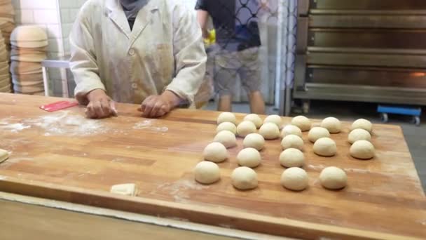 Досвідчені Пекарні Формують Сирі Бургерні Форми Вручну Пекарні Готові Запекти — стокове відео