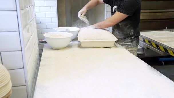 Baker Tozunu Ekmek Hamuru Üzerine Alıyor Fırında Çalışıyor Arka Planda — Stok video