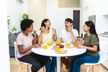 Dört farklı arkadaş, hamur işleri ve portakal suyuyla yapılan sıradan bir brunch 'ın tadını çıkarıyor..