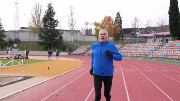 Ältere Kaukasische Männer Blauer Sportbekleidung Laufen Auf Der Strecke Und — Stockvideo