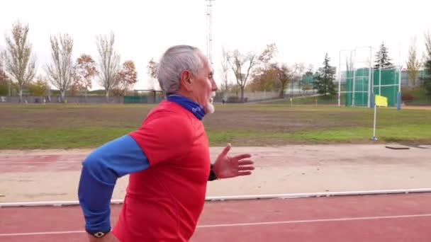 Elder Caucasian Men Red Sportswear Running Track Showcasing Health Endurance — Stock Video