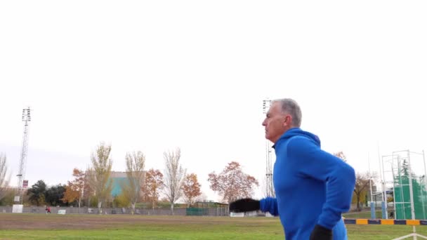 Oudere Blanke Mannen Blauwe Sportkleding Lopen Rails Presentatie Van Gezondheid — Stockvideo