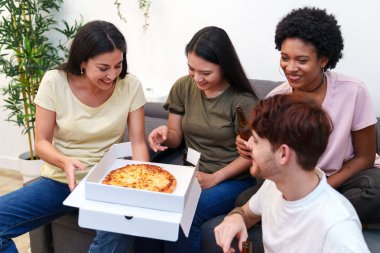 Birayla birbirine bağlı bir arkadaş grubu, sıcak ve samimi bir ortamda unutulmaz bir doğum gününü kutlayan lezzetli pizzanın tadını çıkarıyor..