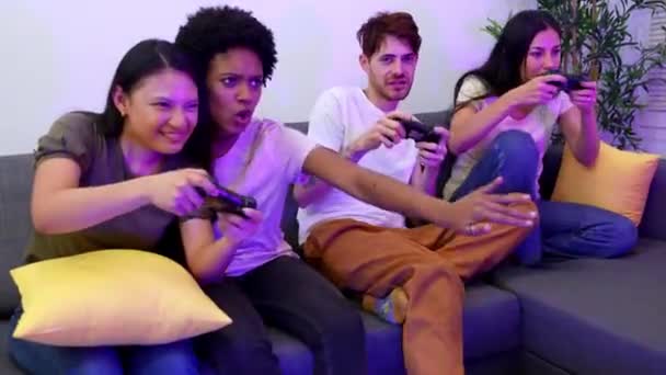 Φίλοι Γιορτάζουν Μια Νίκη Ένα Βιντεοπαιχνίδι Σηκώνοντας Χέρια Ενθουσιασμό Και — Αρχείο Βίντεο