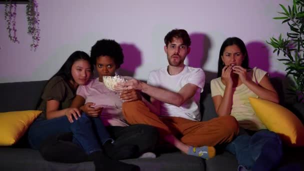 Amigos Sofá Com Rostos Chocados Enquanto Assistem Filme Assustador Luz — Vídeo de Stock